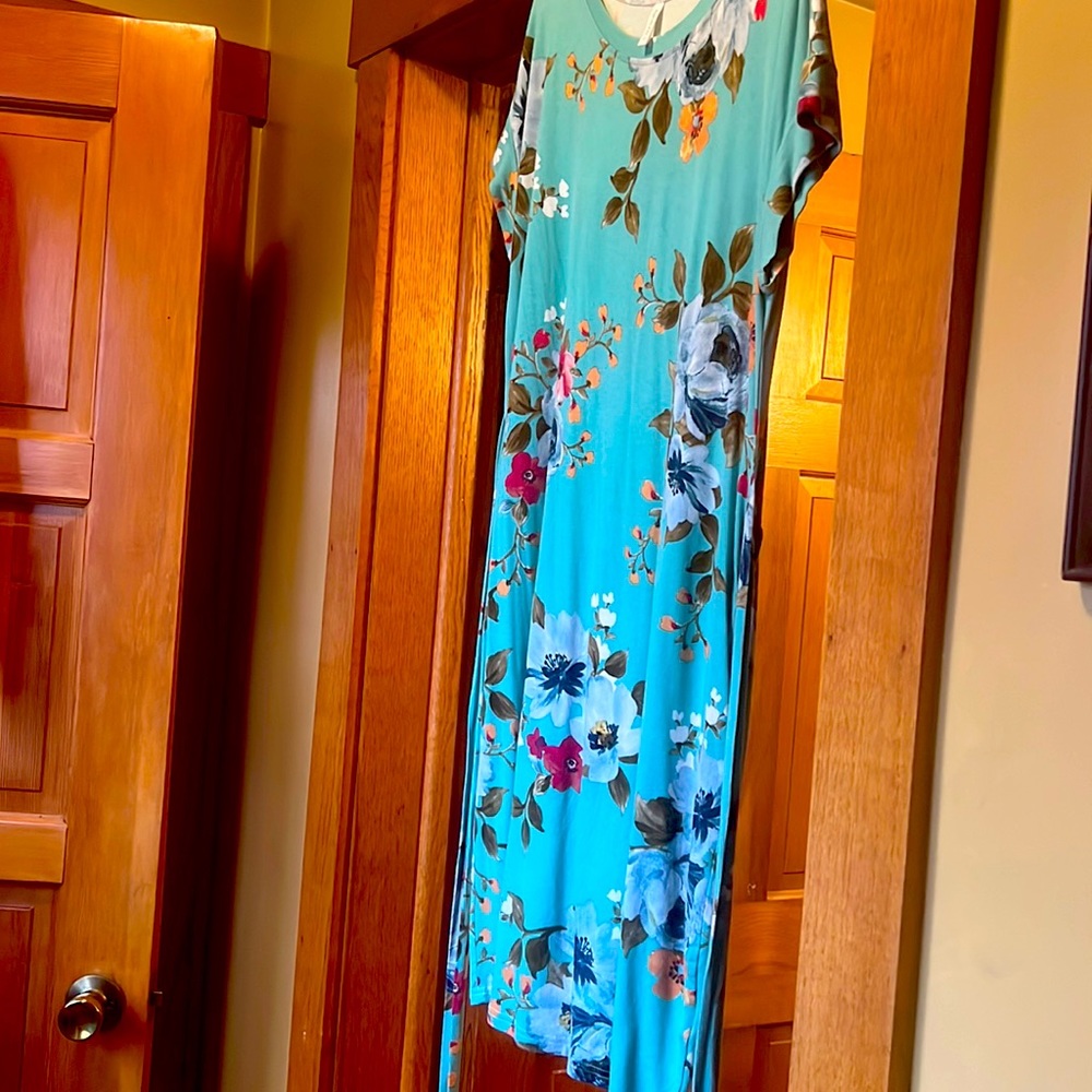 Summer dress with a tie around the waist and pockets.